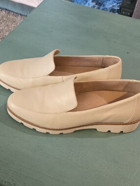 Vionic Kenslet Flats Cream Leather Slip-On Loafers